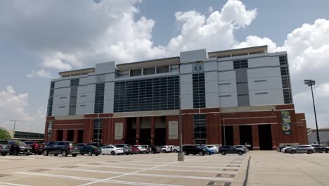 Estadio-Kinnick-En-El-Campus-De-La-Universidad-De-Iowa-En-La-Ciudad-De-Iowa,-Iowa-Con-Video-De-Cardán-Caminando-Hacia-Adelante-Con-Toma-Amplia