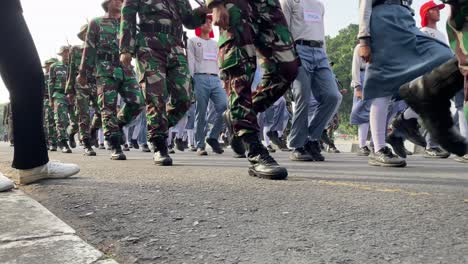 Filas-De-Soldados-Y-Estudiantes-Indonesios,-Entrenándose-Para-Prepararse-Para-Las-Celebraciones-De-La-Independencia-De-Indonesia