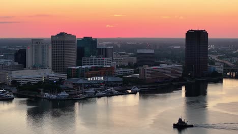 Schlepper-Passiert-Kurz-Vor-Sonnenaufgang-Die-Küste-Von-Norfolk,-Virginia