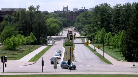 View-of-car-traffic-on-Iowa-Avenue-on-the-University-of-Iowa-campus-in-Iowa-City,-Iowa-with-stable-wide-shot