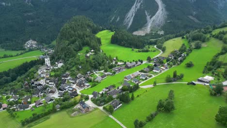 Charmantes-Alpendorf-Eingebettet-In-Die-österreichischen-Alpen