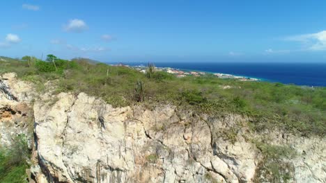 El-Dron-Se-Eleva-Por-Encima-De-La-Roca-Expuesta-Seca-Para-Revelar-El-Paraíso-De-Los-Suburbios-Tropicales-Del-Caribe