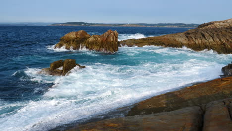 Big-Waves-Breaking-on-Rocky-Coastline,-Atlantic-Ocean,-Gentle-Pan