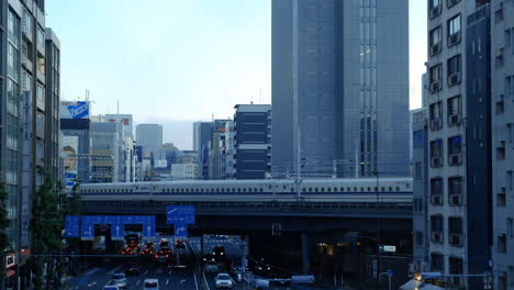 Tren-Shinkansen-Que-Pasa-Por-La-Ciudad-De-Tokio,-Japón