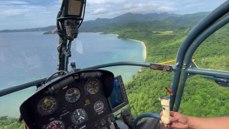 Feliz-Piloto-De-Helicóptero-Asiático-Volando-Sobre-Una-Playa-Aislada-En-Filipinas