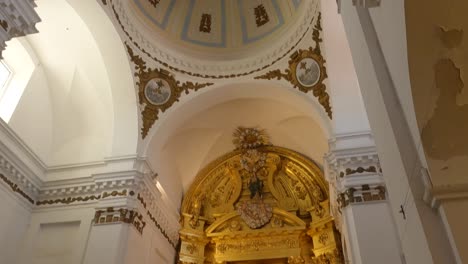 Beautiful-altarpiece-of-Iglesia-de-San-Francisco-Javier