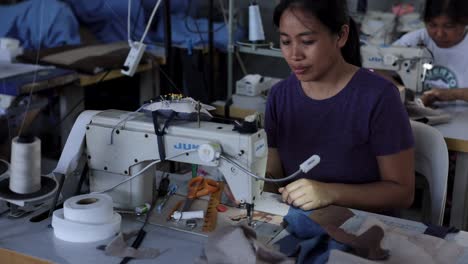 Bekleidungsfabrik-Frauen-Nähen-Dritte-Welt-Asiatisch-Asien-Armut