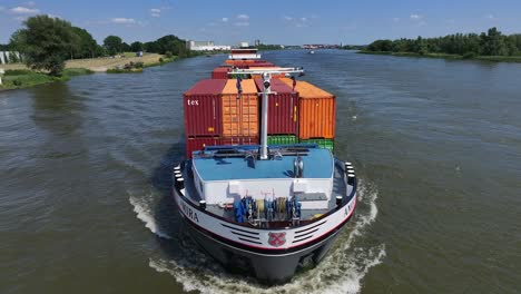 Ein-Frachtschiff-Mit-Containern,-Das-Auf-Einem-Fluss-In-Den-Niederlanden-Fährt
