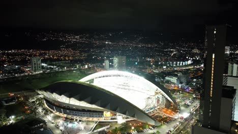 San-Jose,-Costa-Rica-–-28.-März-2023:-Zeitraffer-Des-Nationalstadions,-La-Sabana-Metropolitan-Park,-Hell-Erleuchtet
