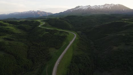 Wunderschöne-Utah-berglandschaft,-Trappers-loop,-Malerische-Autobahnstraße-Bei-Huntsville-Und-Snowbasin,-Filmische-Hochschwenkbare-Luftaufnahme