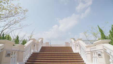 Toma-Hacia-Atrás-De-Una-Hermosa-Escalera-En-El-Parque-De-Hong-Kong