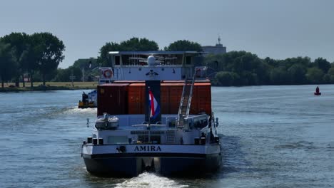 Ein-Lastkahn-Transportiert-Schiffscontainer-Durch-Niederländische-Wasserstraßen