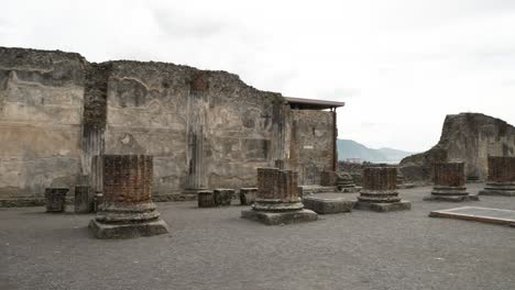 Ruinen-Von-Säulen-In-Den-Ruinen-Der-Historischen-Basilika-In-Pompeji