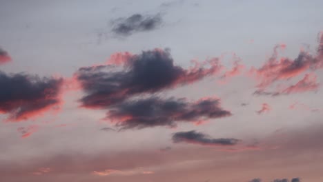 Von-Unten-Nach-Oben-Geschossene-Mystische-Wolken,-Die-Während-Des-Roten-Sonnenuntergangs-In-Der-Natur-Am-Himmel-Fliegen