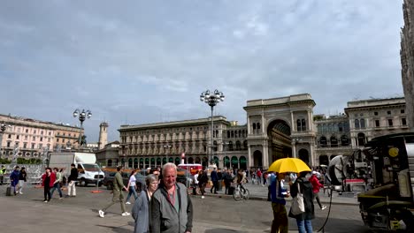 Turistas-Y-Gente-Caminando-Por-La-Piazza-Del-Duomo-En-Milán