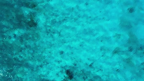 Drohne-Erhebt-Sich-Aus-Schimmerndem-Blauen-Ozeansandwasser-In-Der-Karibik