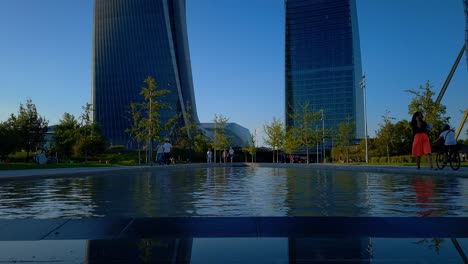 Urbanes-Leben-Neu-Definiert:-Citylife-Park,-Mailand,-Spiegeln-Türme-Im-Brunnen-Darunter