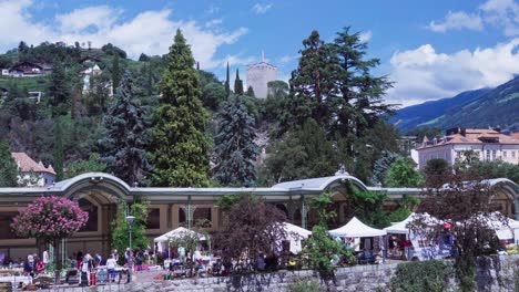 The-monthly-flea-market-in-front-of-the-Wandelhalle-along-the-Winter-Promenade-in-Meran,-South-Tyrol,-Italy
