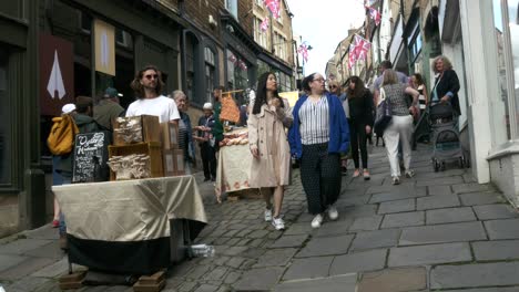 Compradores-Y-Turistas-Disfrutan-De-Un-Día-Paseando-Por-Un-Mercado-De-Artesanía-En-Inglaterra.