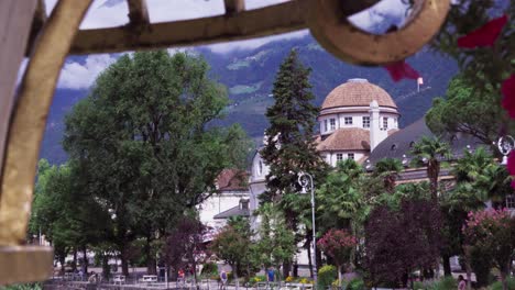 Zoomen-Sie-Auf-Das-Berühmte-Kurhaus-Mit-Seiner-Promenade-Im-Stadtzentrum-Von-Meran,-Südtirol,-Italien