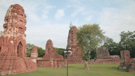 Wat-Maha-Ese-Templo-En-Ruinas-En-Ayutthaya,-Tailandia