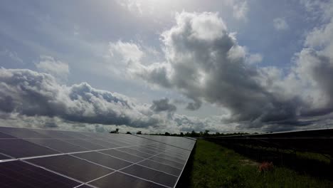 Neigung-Nach-Unten-Vom-Klaren,-Sonnigen-Tag-Zur-Solarpanel-Array-Farm,-Erneuerbare-Energieversorgung-Für-Das-Smart-City-Grid