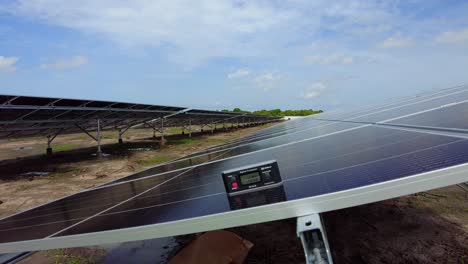Primer-Plano-Del-Transportador-Digital-En-Una-Granja-Fotovoltaica-De-Instalación-De-Paneles-Solares,-Pruebas-Y-Mediciones-De-La-Eficiencia,-Energía-Verde-Renovable-En-Jambur-Gambia,-África.