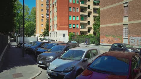 Parkplatz-Im-Wohnviertel-Bande-Neré-Im-Stadtzentrum-Voll