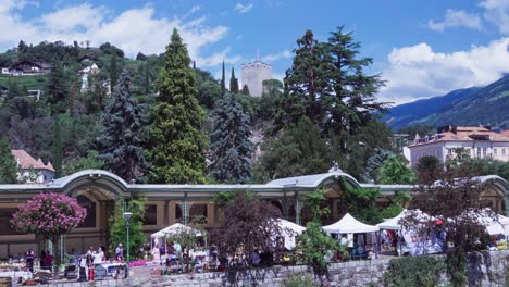Der-Monatliche-Flohmarkt-Vor-Der-Wandelhalle-Entlang-Der-Winterpromenade-In-Meran,-Südtirol,-Italien