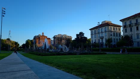 Reflexiones-De-Las-Cuatro-Estaciones:-Tranquilidad-En-Piazzale-Giulio-Cesare,-Milán,-Italia