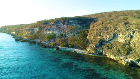 Atemberaubende-Tropische,-Trockene-Klippenvegetation-Und-Einsamer-Karibischer-Strand-Bei-Sonnenuntergang-In-Curacao