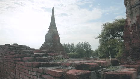 Turistas-En-Una-Pagoda-Tailandesa-En-Wat-That-Maha-En-Ayutthaya,-Tailandia