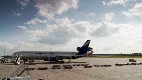 Quiebra-Avión-Ruso-Aeroflot-Carga-En-El-Aeropuerto-De-Frankfurt,-Día-Soleado