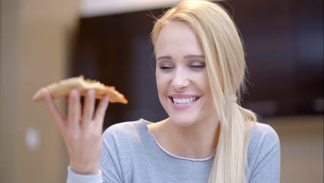 Mujer-Joven,-Tenencia,-Un,-Porción,-De,-Pizza