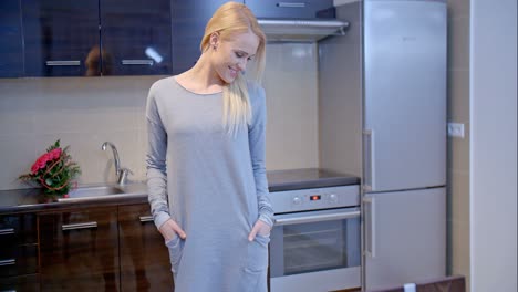 Mujer-Rubia-Sonriente-Posando-En-La-Cocina