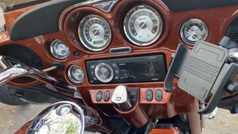 Nahaufnahme,-Harley-Davidson-Motorrad-Tachometer