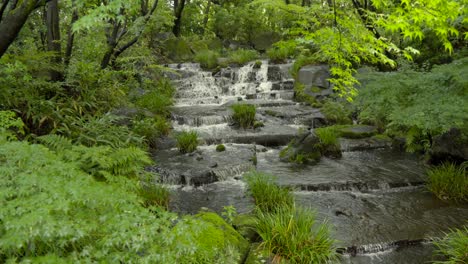 Jardín-Con-Colina-Y-Estanque-En-El-Castillo-De-Himeji-Kokoen-Japón-Jardín-Tradicional-Japonés-Cascada-Natural-Meditación-Zen-Pacífica