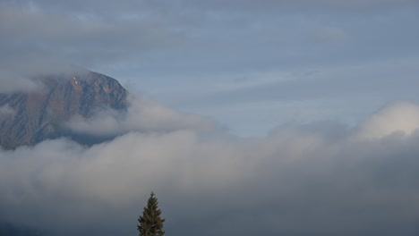 Dramatischer-Hudson-Bay-Mountain:-Wolkenzeitraffer-In-Smithers,-BC