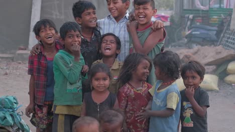 Los-Niños-De-Los-Barrios-Marginales-Indios-Se-Ríen-A-Carcajadas-Y-Se-Miran-Con-Alegría-Y-Emoción
