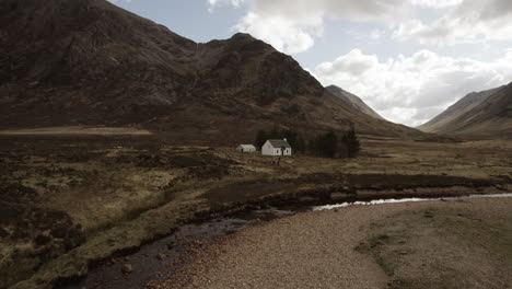White-Lagangarbh-Hut-In-Front-Of-Buachaille-Etive-Mor-In-Glen-Coe,-Scotland