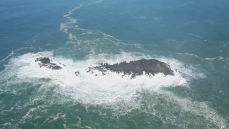 Luftaufnahme-Großer-Wellen,-Die-Auf-Den-Korallenfelsen-Im-Meer-Brechen-–-4K-Drohnenaufnahme