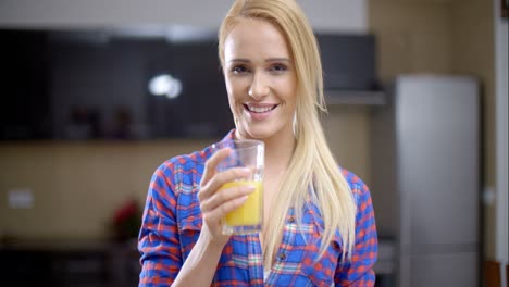 Mujer-Bonita-Rubia-Bebiendo-Jugo-En-Un-Vaso