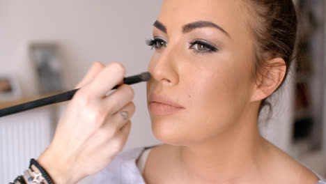 Maquillador-Aplicando-Rubor-A-Una-Mujer-Bonita