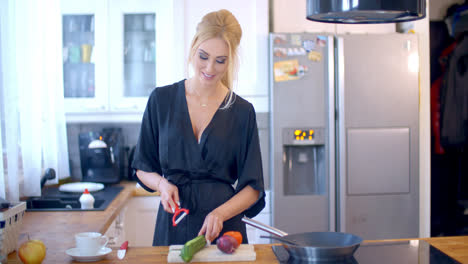 Elegante-Mujer-Preparando-La-Cena-En-La-Cocina