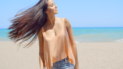 Frau-Am-Strand-Mit-Im-Wind-Wehenden-Haaren