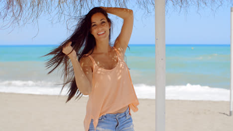 Mujer-Joven-Y-Bonita-Feliz-Bajo-Una-Sombrilla-De-Playa