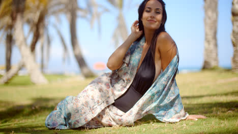 Feliz-Mujer-De-Pelo-Largo-Y-Bonito-En-La-Playa