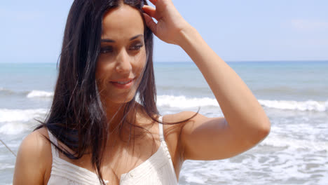 Una-Mujer-Joven-Y-Bonita-En-La-Playa-Sonriendo-A-La-Cámara