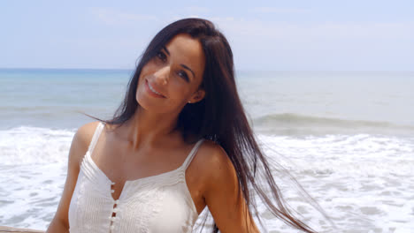 Señorita-Hispana-Vestida-De-Blanco-Disfrutando-En-La-Playa