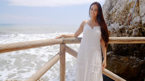 Señorita-Vestida-De-Blanco-Parada-En-Las-Barandillas-De-La-Playa